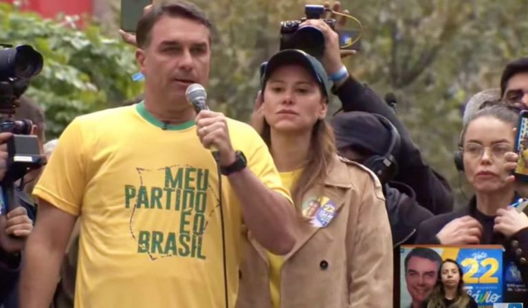 Flávio chama polícia após ser atingido por ovos durante carreata