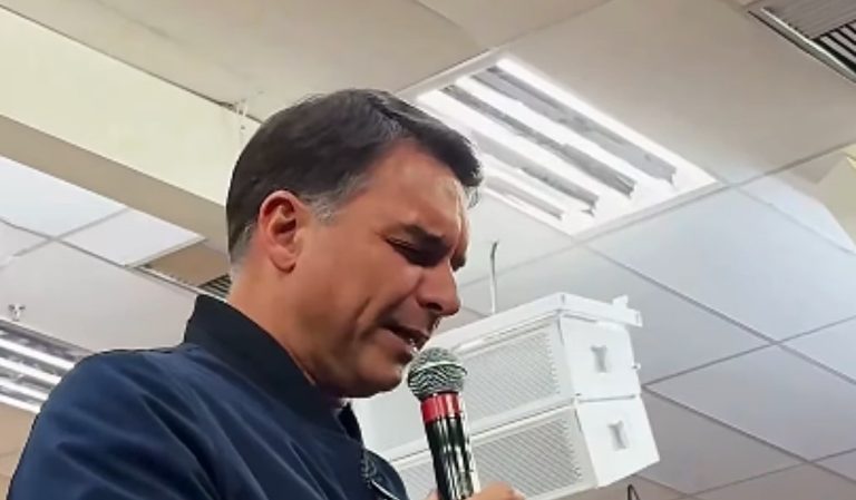 “Tentativa de homicídio”: Flávio vira piada após receber ovadas em GO