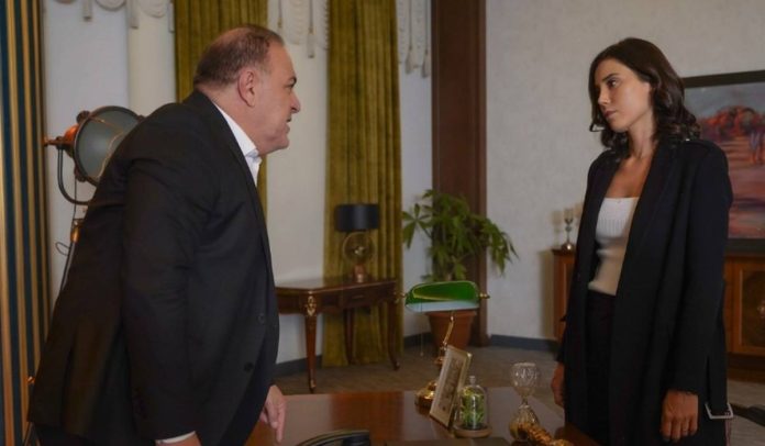 Asya revela a chantagem de Volkan a Haluk em Iludida - Foto: Divulgação/Record