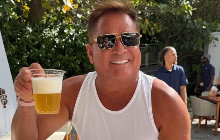Leonardo brinda 30 dias sem beber álcool com copo de cerveja