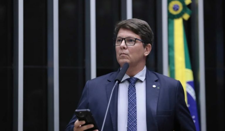 Alvo da PF, Mario Frias viveu deputado corrupto em “Senhora do Destino”