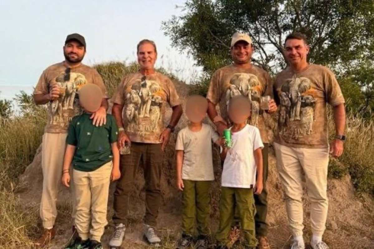 Flávio Bolsonaro em safari com Willer Tomaz Flávio Bolsonaro em safari com Willer Tomaz — Foto: Reprodução/ Polícia Federal