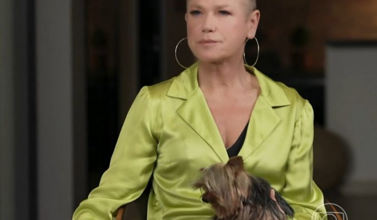 Xuxa se irrita com fã que assustou sua cachorrinha: “Faz não!”