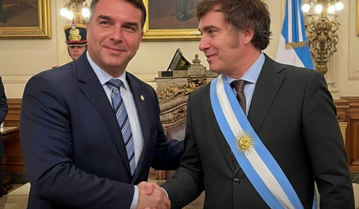 Flávio Bolsonaro e Javier Milei Flávio Bolsonaro e Javier Milei