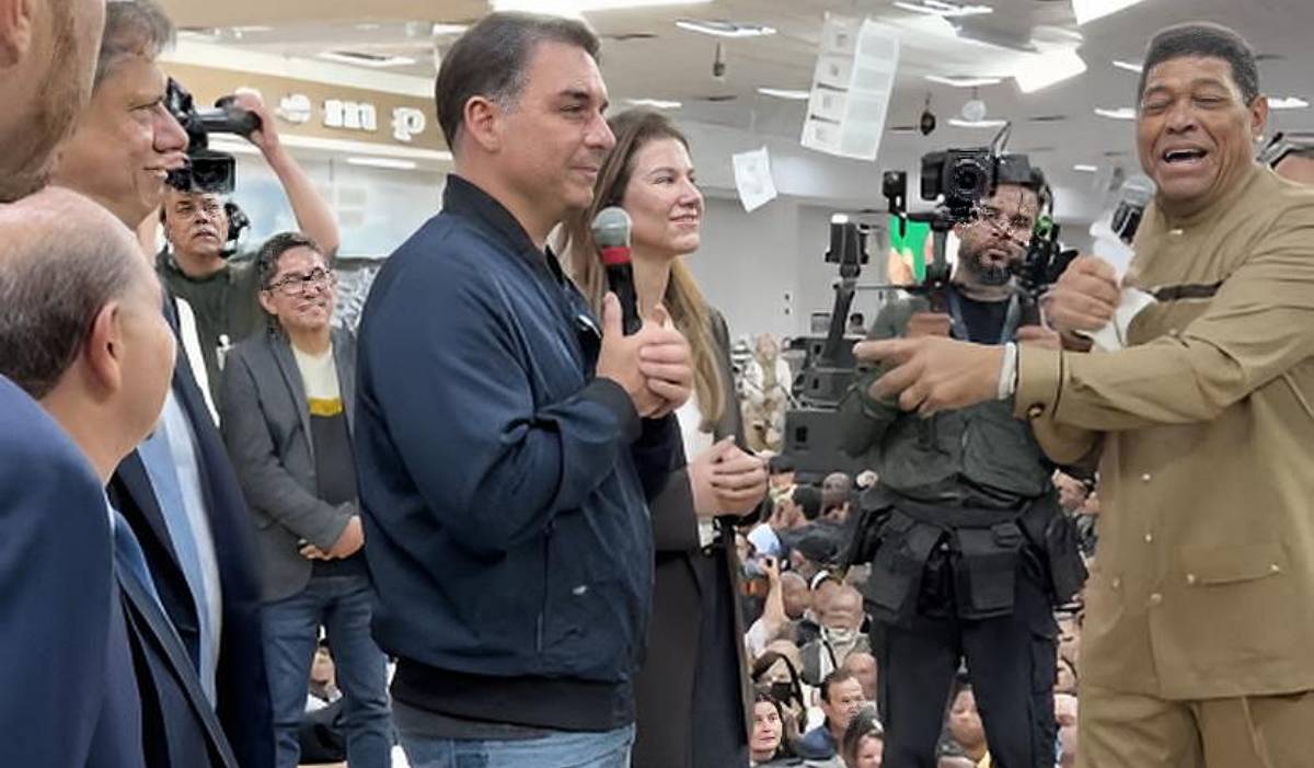 Flávio Bolsonaro e Valdomiro Santiago Flávio Bolsonaro e Valdomiro Santiago