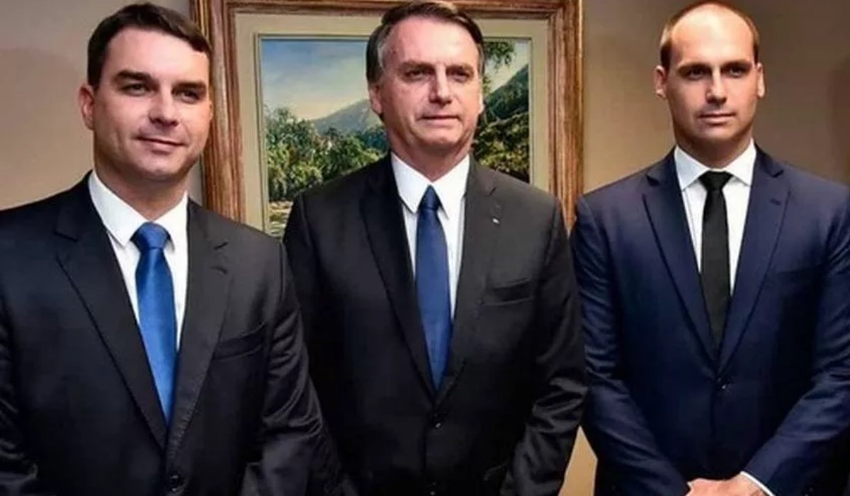 Flávio, Jair e Eduardo Bolsonaro Flávio, Jair e Eduardo Bolsonaro
