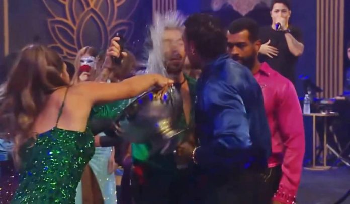 Renata joga balde de água em Alfredo em A Fazenda 18 Renata joga balde de água em Alfredo em A Fazenda 18