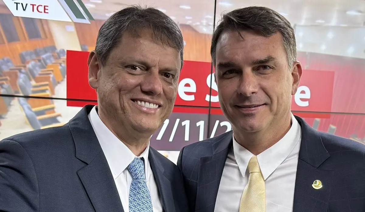 Tarcísio de Freitas e Flávio Bolsonaro Tarcísio de Freitas e Flávio Bolsonaro