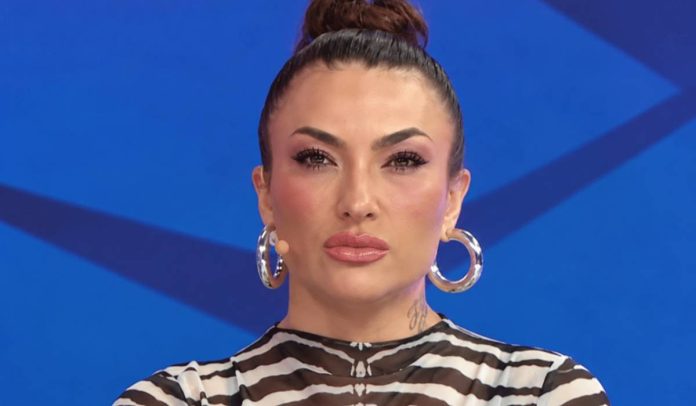 Thayse Teixeira Thayse Teixeira