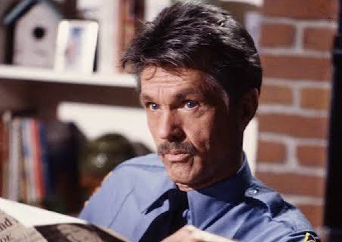 Tom Skerritt - redes sociais