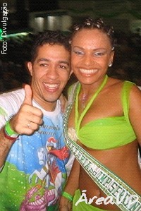 Jean Wyllys e Quitéria Chagas festejam o samba do Império Serrano