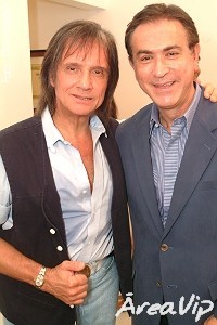 Roberto Carlos mostra seu novo visual no programa Amaury Jr.