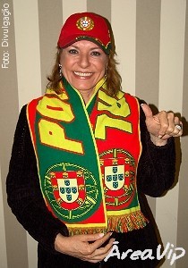 Olga Bongiovanni torce pela seleção portuguesa vestindo as cores do país