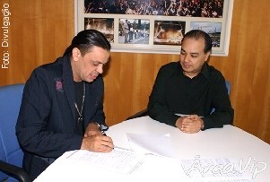 Frank Aguiar assina contrato com a Sunshine