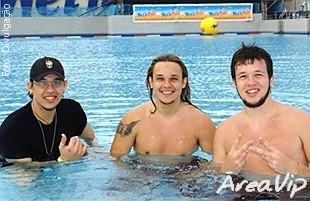 Kiko, Leandro e Bruno pulam na piscina para comemorar encerramento da tour 2006 do KLB