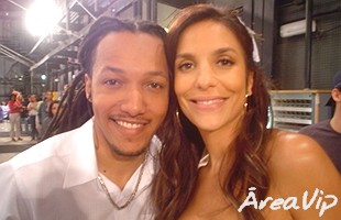 Edu Ribeiro canta o hit ”Me Namora” no Estação Globo