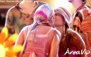 BBB7: Mulheres trocam selinhos durante festa na casa