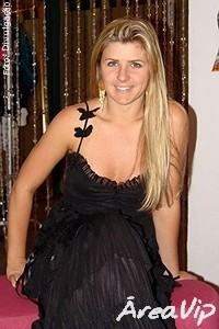 Íris Stefanelli aceita convite para ser madrinha da bateria de escola de samba