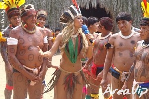 Sabrina Sato grava matéria em tribo indígena