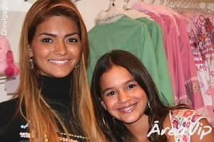 Bruna Marquezine recebe vips na inauguração de sua loja