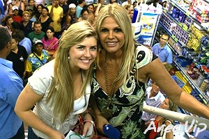 Íris Stefanelli e Monique Evans invadem a rua 25 de Março