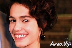 Atriz Maria Flor vive um dia como caixa de supermercado