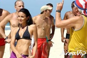 Duas Caras: Juliana Knust grava cena de biquíni vendendo cerveja na praia