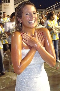 Luisa Mell participa de ensaio geral no Sambódromo do Anhembi