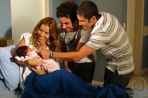 Duas Caras: Nasce a filha de Dália