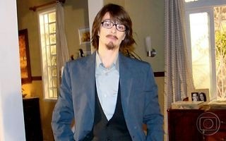 Beleza Pura: Helena se disfarça de homem