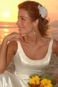 Renata Dominguez posa para revista de noiva