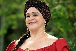 Duas Caras: Madame Amora chega à Portelinha dizendo que é cartomante e irmã gêmea de Amara