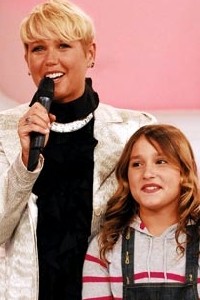 Xuxa revela segredos sobre a infância de Sasha