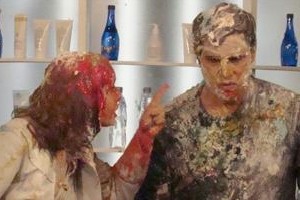 Beleza Pura: Joana e Guilherme fazem guerra de cremes durante programa de TV