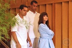 Duas Caras: Após surto, Sílvia é amarrada a uma camisa-de-força