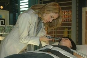 Os Mutantes: Juli implanta um chip de obediência no cérebro de Samira