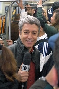 Caco Barcellos e equipe do Profissão Repórter se misturam às multidões