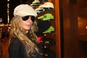 Adriane Galisteu confere com exclusividade nova linha de bonés