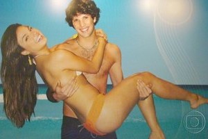 Beleza Pura: Rakelli aparece de biquíni em outdoor, deixando Robson com ciúmes