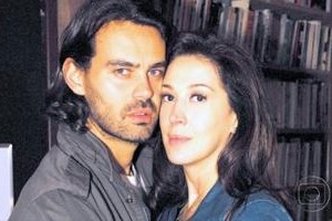 A Favorita: Donatela é levada a achar que foi roubada por Zé Bob