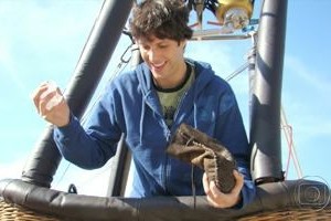 Beleza Pura: Felipe atira diamantes no mar