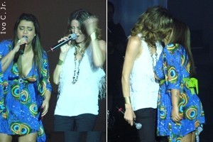 Em ritmo de samba, Preta Gil dá selinho em vocalista