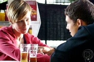 A Favorita: Halley beija Lara