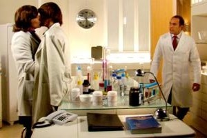 Beleza Pura: Renato flagra ”Mateus” e ”Tânia” se beijando