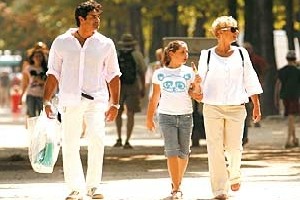 Xuxa e Luciano Szafir comemoram os 10 anos da filha na Europa, em clima de romance