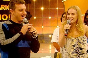 Luciano Huck ganha festa surpresa