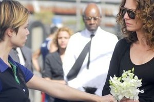 A Favorita: Lara expulsa Flora do cemitério