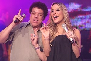Cláudia Leitte agita o ”Uma Hora de Sucesso” e faz dueto com o cantor Wando, no SBT