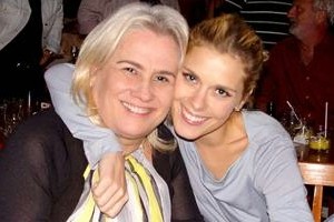 Elenco e equipe se reúnem para assistir o primeiro capítulo de Três Irmãs