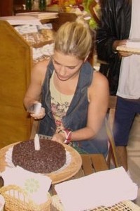 Carolina Dieckmann ganha festa surpresa da equipe de Três Irmãs